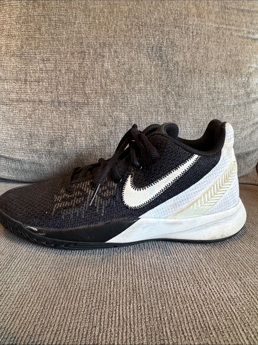 Nike Kyrie Flytrap II basketball shoe